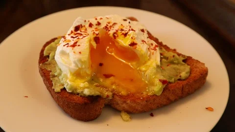 Motion Plate Turning Poached Egg on Avacado Toast 動画素材 126979672