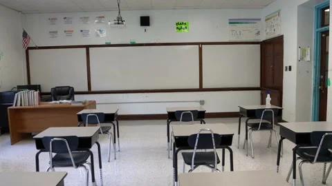 Motion to the right showing empty school classroom with chairs under desks Vídeos de archivo 138961822