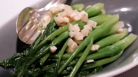 Motion of sauteed kale in ginger sauce inside Chinese restaurant Video stock 95965770