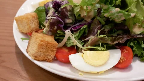 Motion of sesame salad on table inside restaurant with 4k resolution. 動画素材 90278255