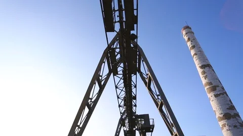 Motion simulating steps past a rusty metal structure in abandoned industrial 库存影片 117096883