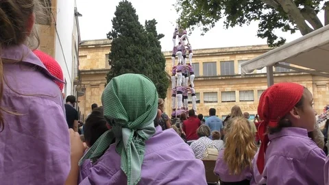 Motion from spectator backs over heads to human castle Video stock 103299785