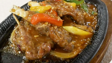 Motion of steak on table inside Chinese restaurant with 4k resolution. Video stock 100967373