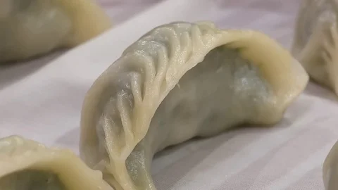 Motion of steamed dumplings with steam inside Chinese restaurant 動画素材 82955821