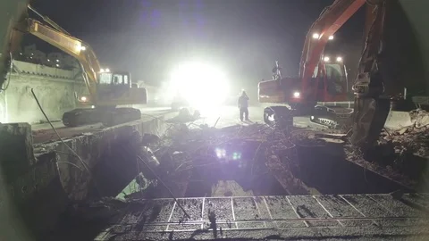 Motion Time lapse excavators destroying bridge 動画素材 71259554