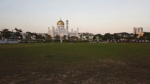 Motion Time Lapse Sultan Omar Ali Saifuddin pedestrian bridge and mosque Stock Footage 101203127
