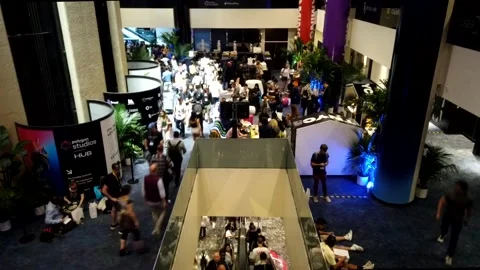 Motion Time Lapse tilting down Main Lobby in Marriott Hotel during NFT.nyc Vidéo 249795643