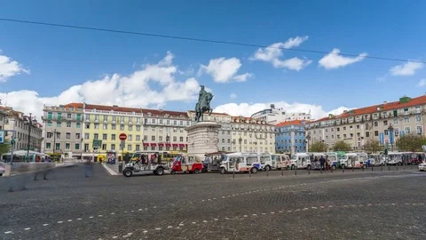 Motion timelapse of Fig Tree Square with traffic. Lisbon, Portugal. April, 2017 Vidéo 78518020