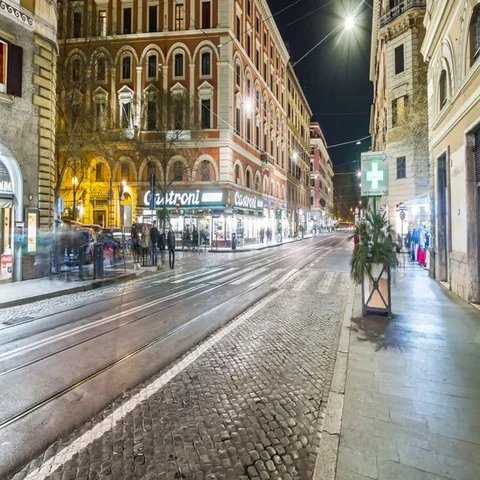 Motion timelapse (hyperlapse) of Night roman street with car traffic 스톡 동영상 69542922