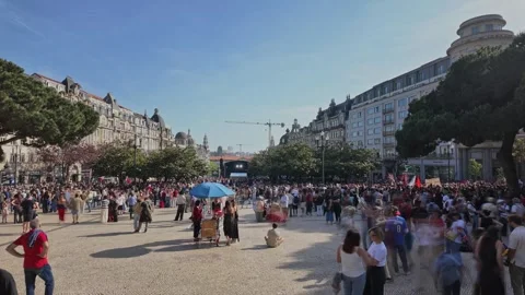 Motion timelapse of a large crowd in a public square with historic buildings, Video stock 335026241