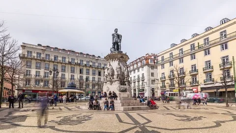 Motion timelapse of the Luís de Camões square. Lisbon, Portugal. April, 2017 库存影片 78517609