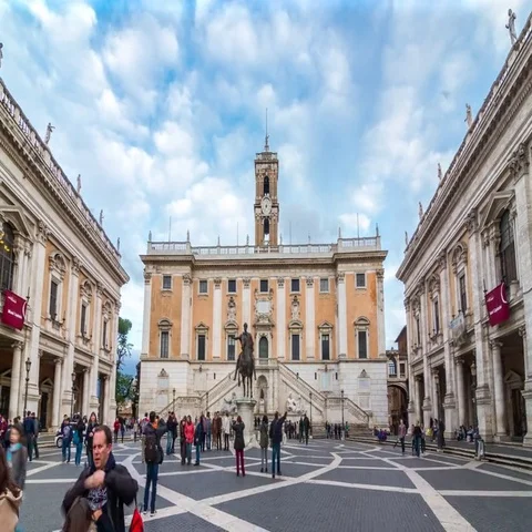 Motion timelapse of people crowd at Capitoline Hill near Palacco Senatorio. 스톡 동영상 69544443