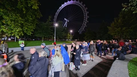 MOTION TIMELAPSE of The Queue to see The Queen lying in state Stock Footage 213546845