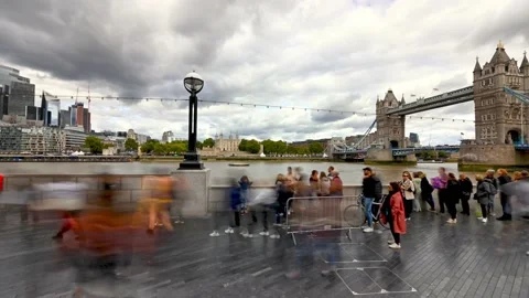 MOTION TIMELAPSE of The Queue to see The Queen and Tower Bridge Video stock 213561230