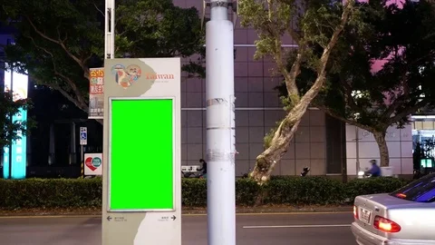 Motion of traffic flow during at night with green screen traffic board 스톡 동영상 83930199