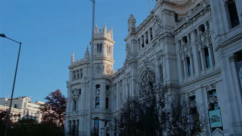 Motion view of the ornate facade of Palacio de Cibeles, Madrid, Spain Video stock 302444486