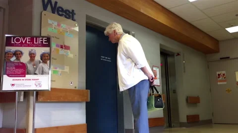 Motion of a woman checking direction map and taking elevator Vídeos de archivo 68185463