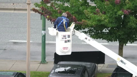 Motion of worker changing on street light to solar energy one on crane truck 스톡 동영상 93851684