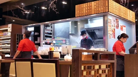 Motion of worker preparing food for customer with heavy steam inside kitchen 스톡 동영상 83695590