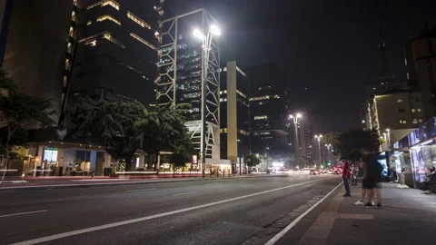 Motionlapse of  people and buses on bus stop at night in Paulista Avenue 스톡 동영상 149087902