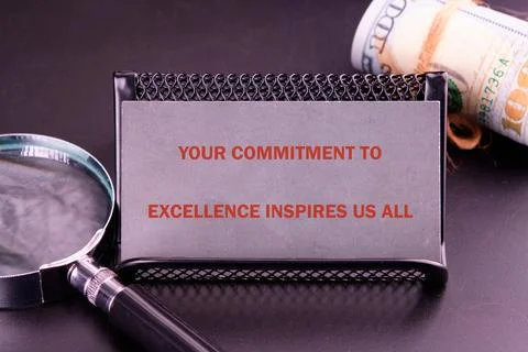 A motivational message highlights the importance of commitment to excellence  Foto stock