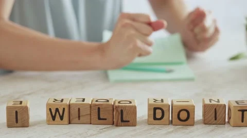 Motivational message on table NEVER GIVE UP. Joyful contented woman makes po Vídeo Stock 157184147