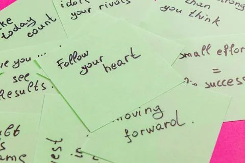 Motivational notes scattered on a vibrant surface inspire positive action Foto stock
