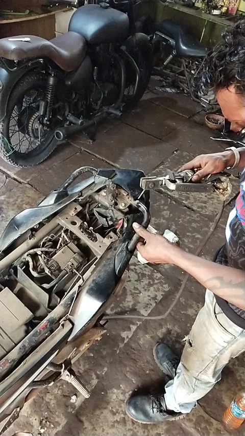 Motobike weld garage flash Stock Footage 151740375