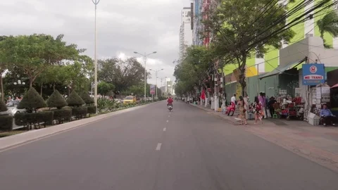 Motobikes passing along the first line of the center in Nha Trang. Vídeos de archivo 116121053