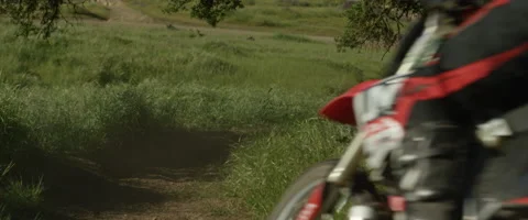 Motocross racer taking a turn while racing through the field in slow motion Vidéo 69202558