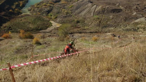 Motocross Rider Falling While Descending Steep Rocky Hill at Buchino Track 스톡 동영상 334110248