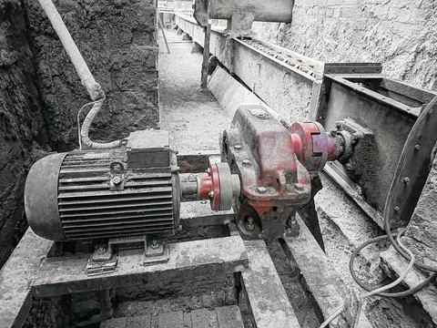 Motor and Pump System Operating in a Industrial Facility on a Workday Stock-Fotos