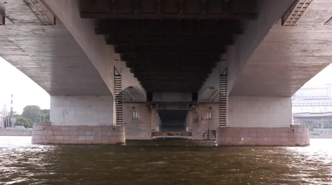 Motor boat floating on river under bridge Vídeos de archivo 64846814