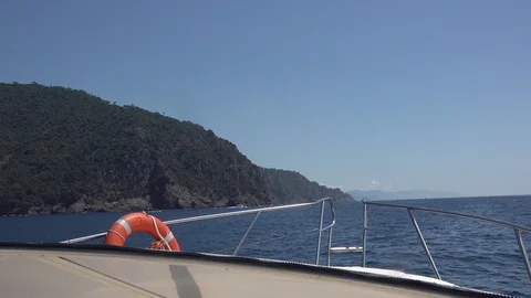 Motor navigation in the stretch of sea in front of sanfruttuoso liguria italy Stockbeeldmateriaal 113784589