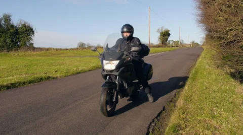 Motorbike pulls away in slow motion Video stock 34735722