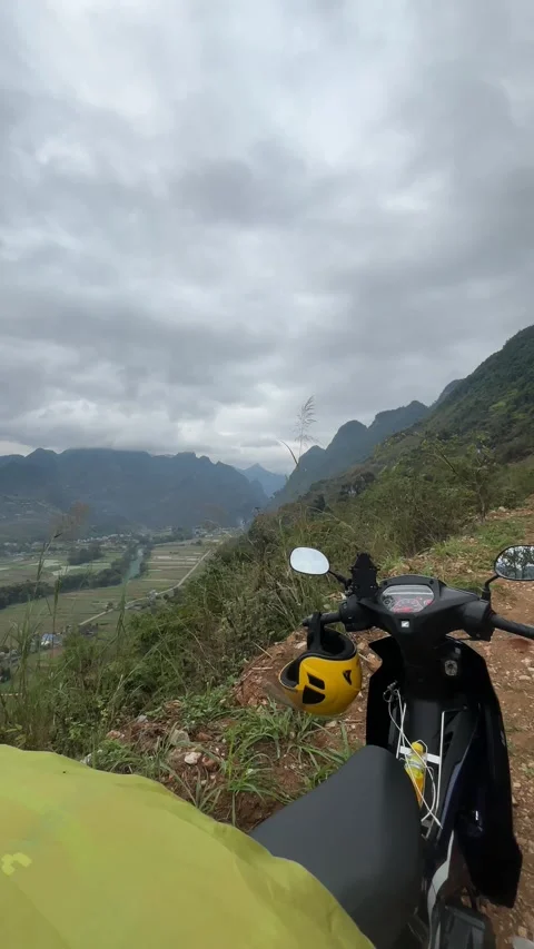 Motorbikers Adventuring on Rugged Mountain Trail, Đồng Văn Karst Plateau, Ha Видео 335226186