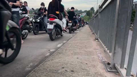 Motorbikes driving down an overpass bridge in Vietnam. Stock-Footage 344142933