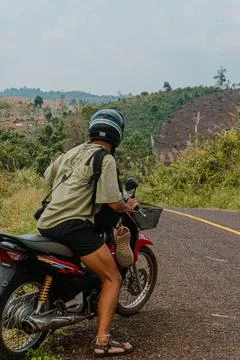 Motorbikes on the road in pakse loop Foto stock