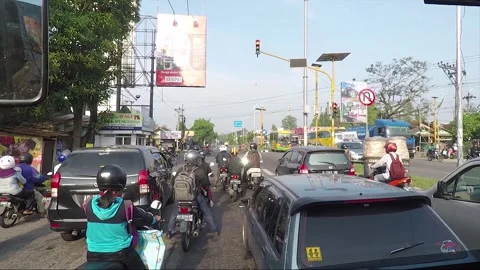 Motorbikes Wait At The Red Light, Road Traffic, Yogya Region, Java, Indonesia Vidéo 247782472
