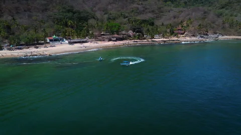 Motorboat accelerating on turquoise ocean water near Las Animas Beach shoreline Видео 346192579