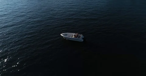 Motorboat going into the sunset Video stock 124004970