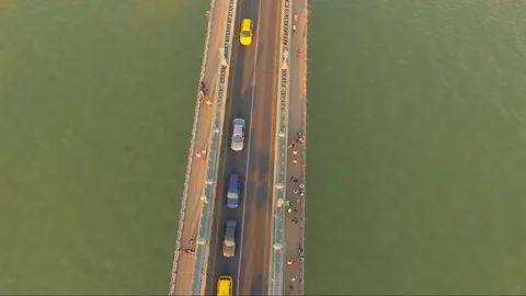 Motorboat passing under the bridge. Vídeos de archivo 71014383
