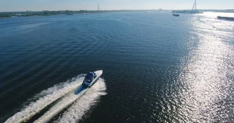 A motorboat is sailing on the pond Video stock 74797938