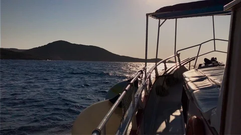Motorboat sails in the sunset Vidéo 112313664