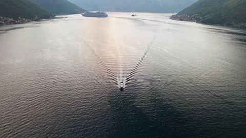Motorboat V-Wake Top Down Bay of Kotor Aerial Видео 334629441