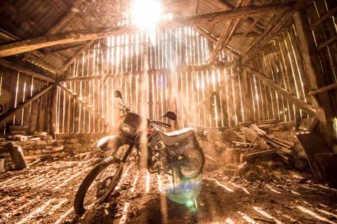Motorcycle in a barn Foto stock