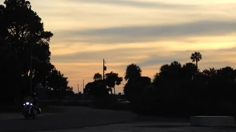 Motorcycle cop driving through sunset Vídeos de archivo 45244354