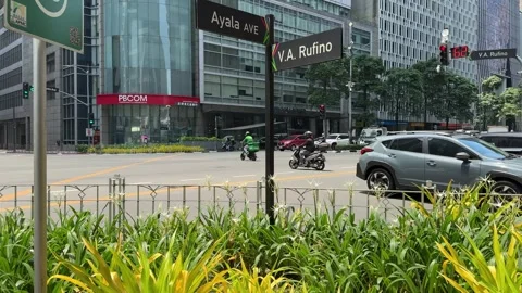 Motorcycle delivery courier riding through busy city intersection 4k 스톡 동영상 337448584