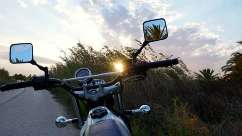 Motorcycle facing the sunset on a windy day Video stock 139540342