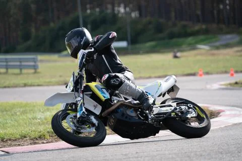 Motorcycle practice leaning into a fast corner on track 库存照片